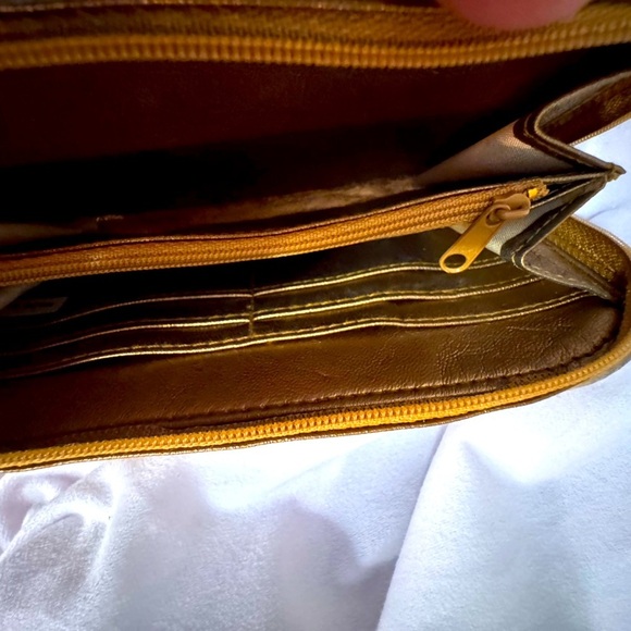 Vintage 1970’s gold tone sequins wallet/clutch with removable shoulder strap. - Picture 4 of 5